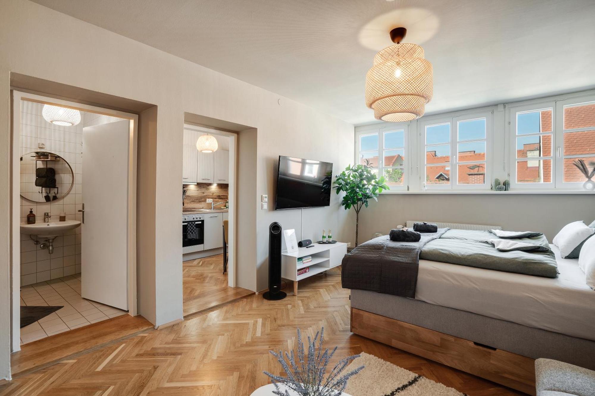 Boho Design Studio - Historic City Center With Free Parking & Aircon By Hero Homes 그라츠 외부 사진